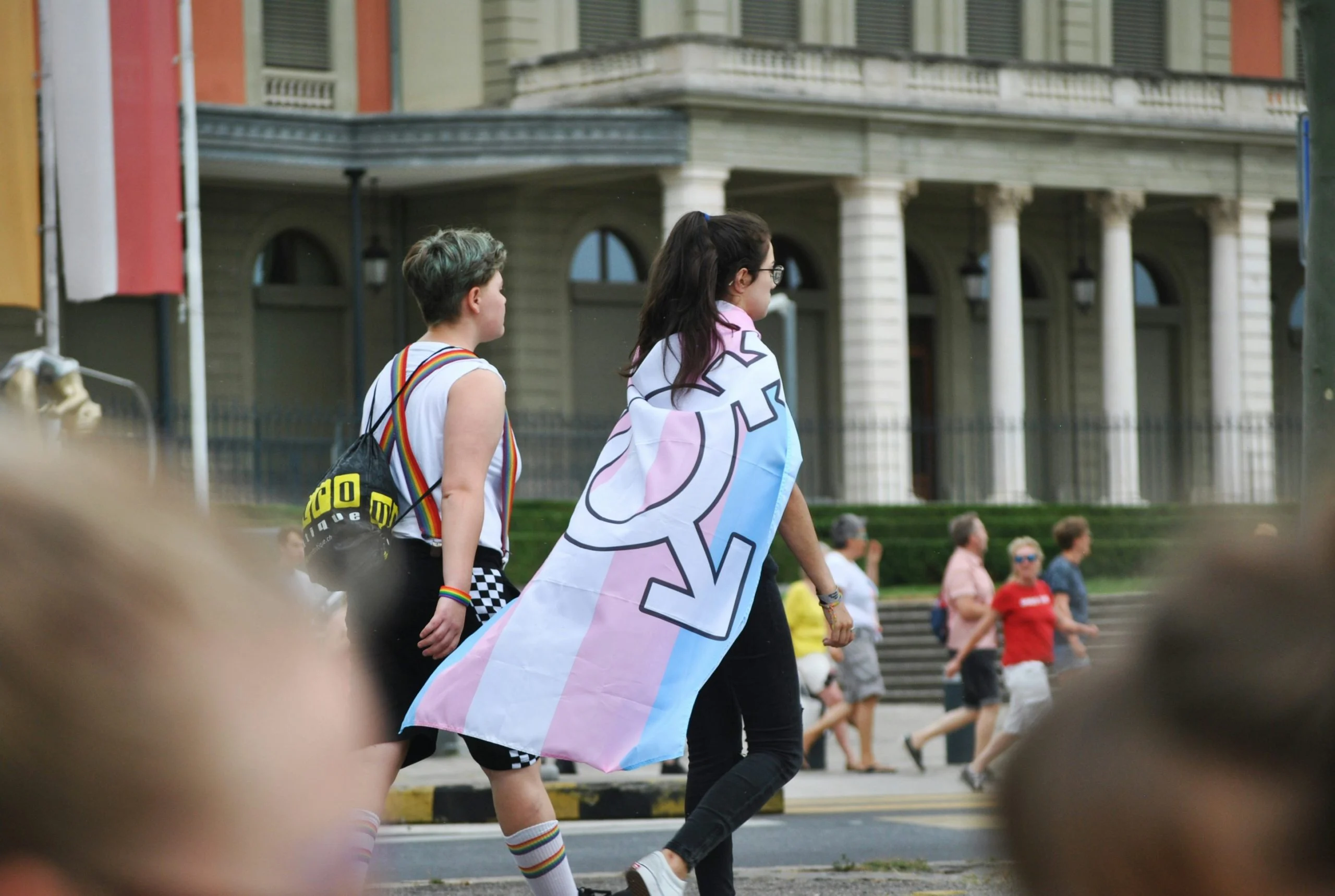 Reino Unido falla contra personas trans: solo las mujeres biológicas cumplen la definición de mujer