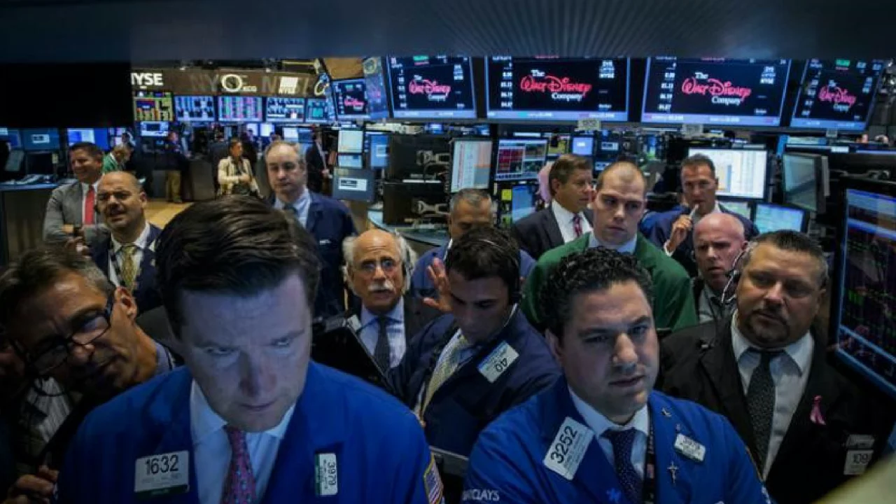 Wall Street sube tras informe de empleo débil; decisión arancelaria en el foco