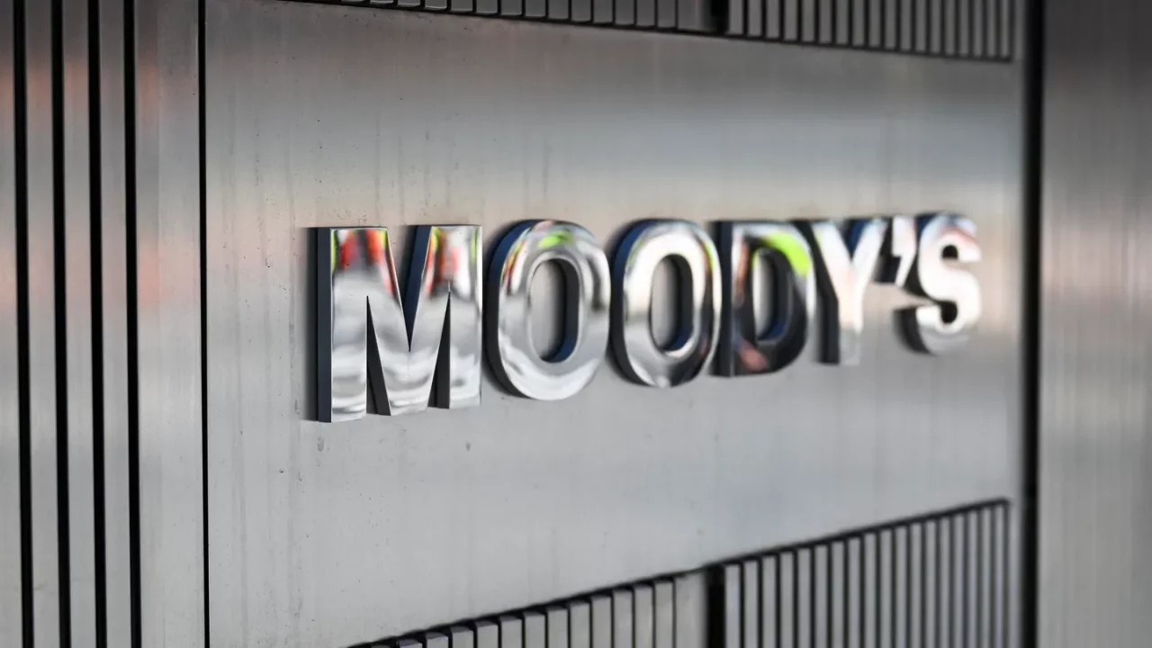Mercados caen ante la noticia del recorte de tipos: Nasdaq cae un 1% tras la rebaja de Moody’s