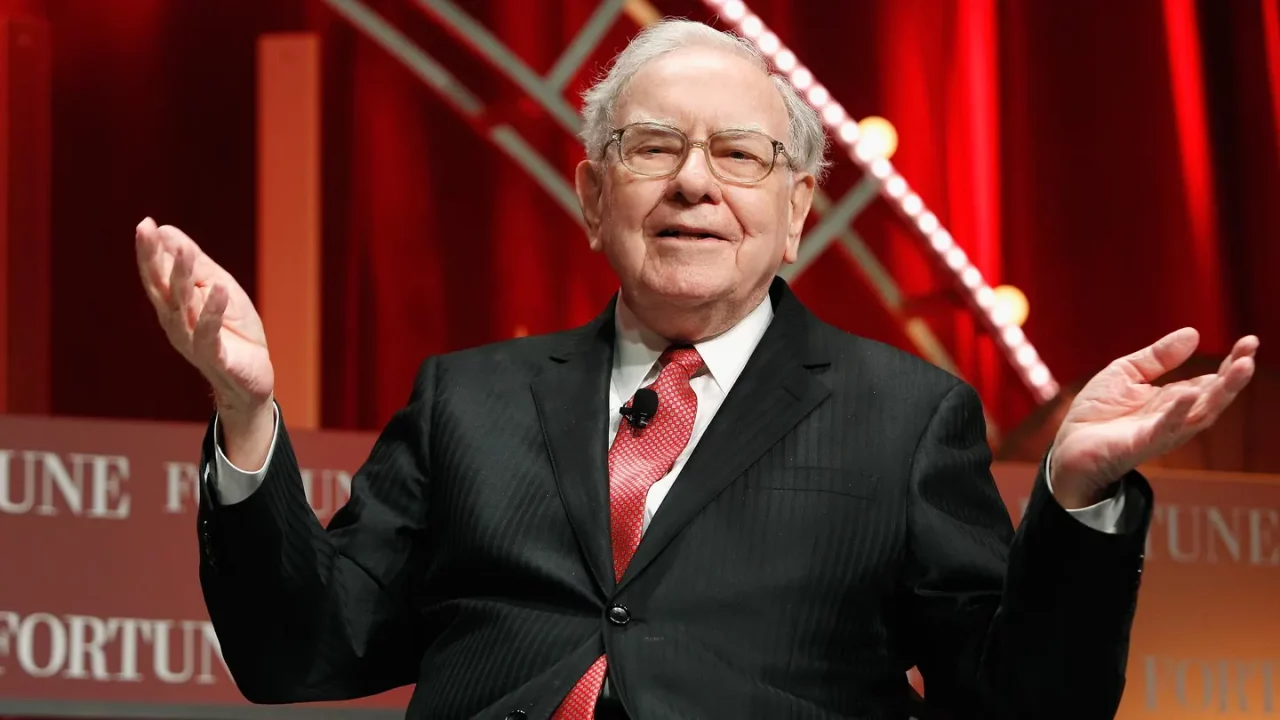 Acciones de Berkshire Hathaway caen tras la jubilación de Buffett: su patrimonio neto disminuye casi 10 mil mdd