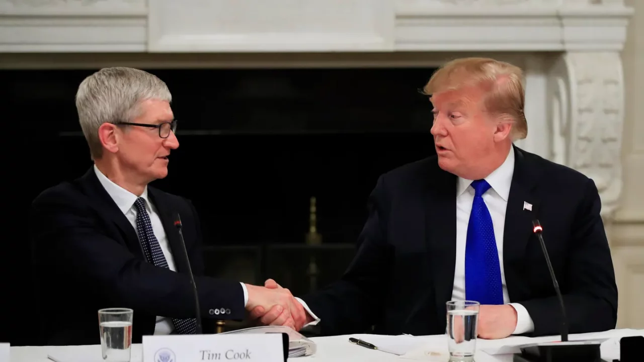 Acciones de Apple caen mientras Trump amenaza con aranceles del 25% a menos que los iPhones se fabriquen en EU