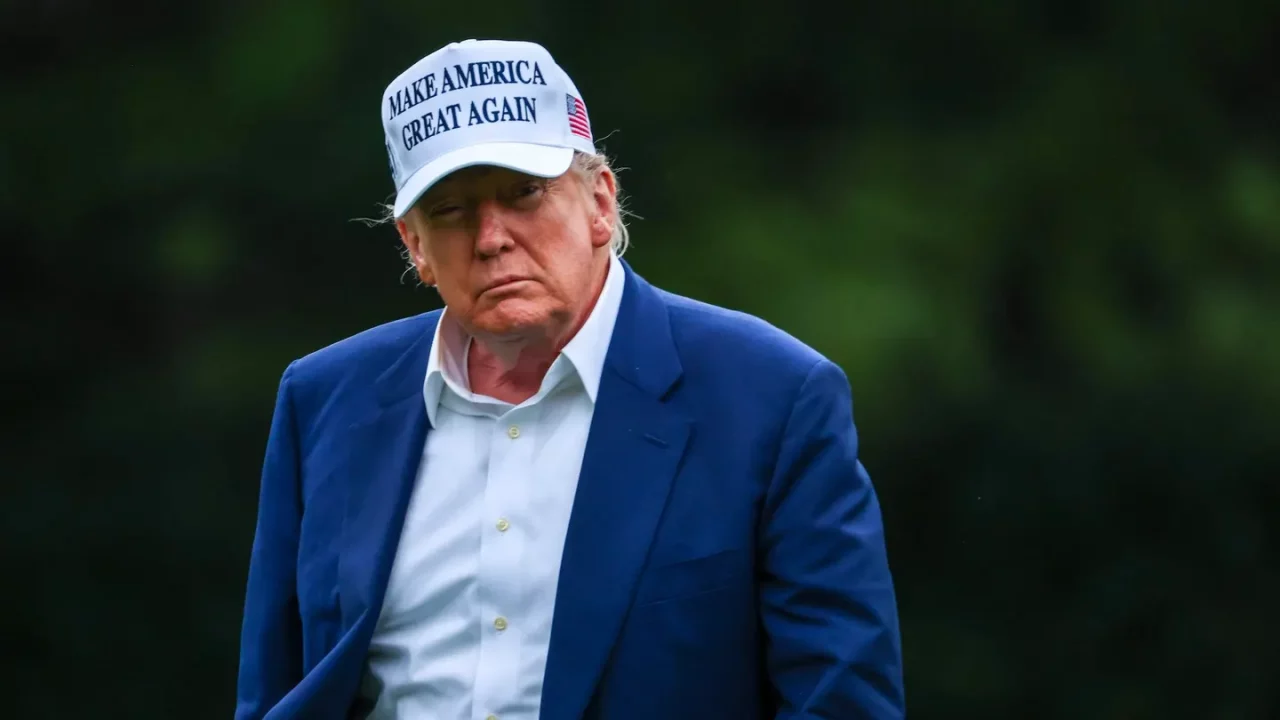 Trump afirma que Putin se ha vuelto completamente loco mientras evalúa imponer sanciones a Rusia