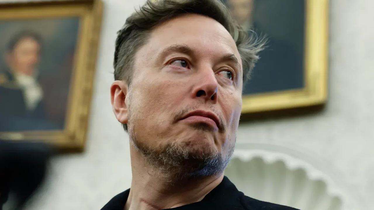 Bannon pide a Trump investigar a Musk y aboga por su deportación ‘inmediata’