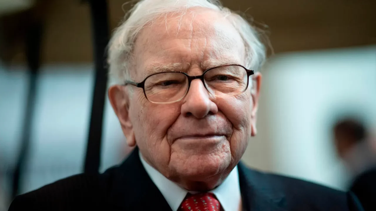 Warren Buffett anuncia que dejará el cargo de director ejecutivo de Berkshire Hathaway