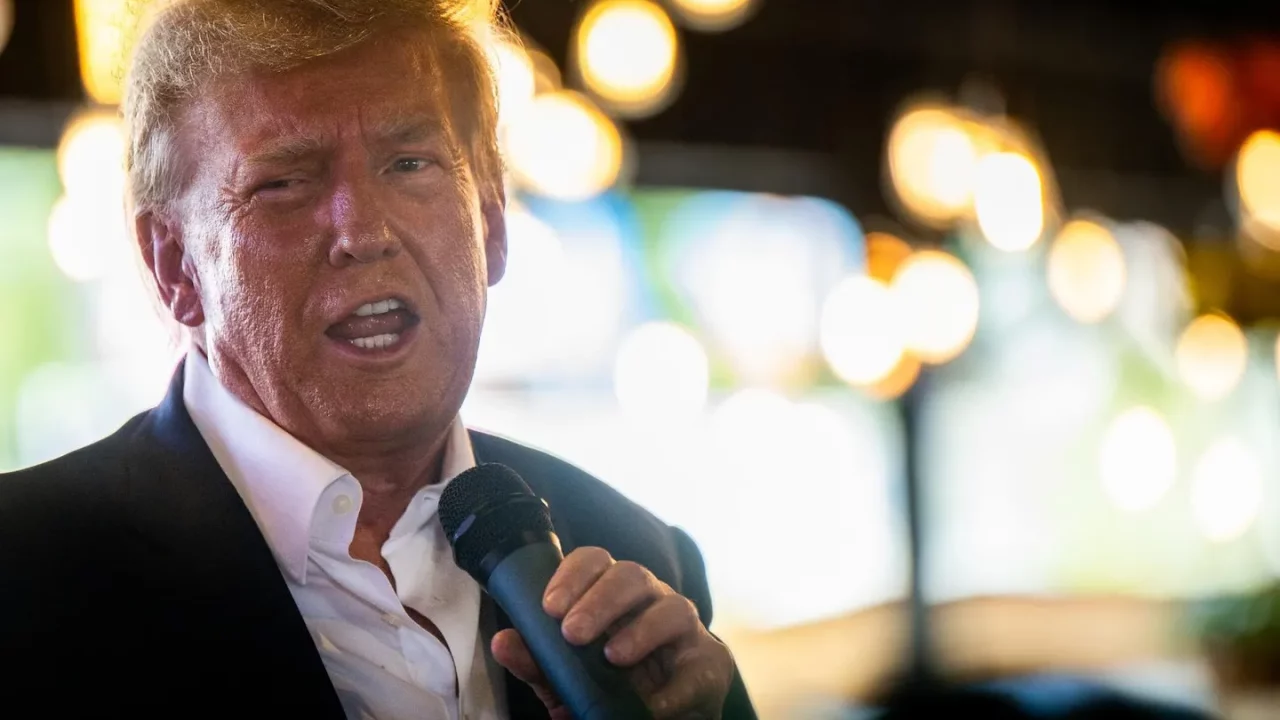 Organización Trump admite que el presidente aún controla su negocio en un nuevo documento