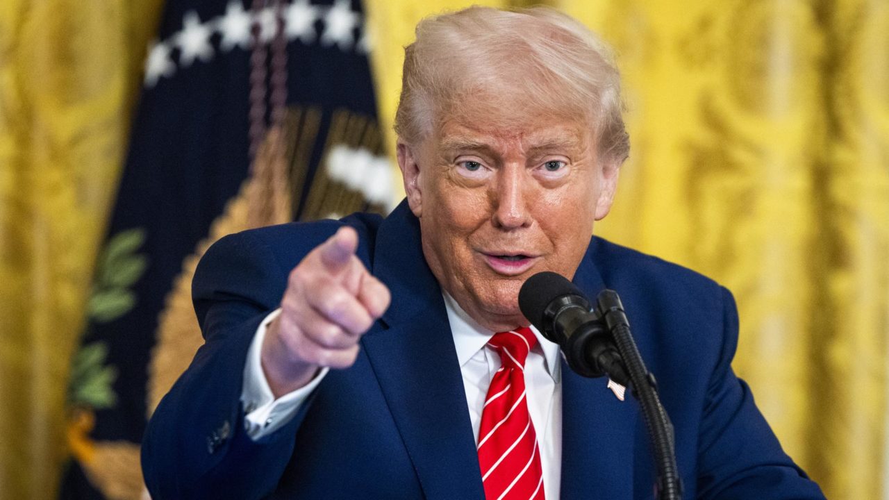 Trump dice que China suministrará tierras raras y EU permitirá llegada de estudiantes