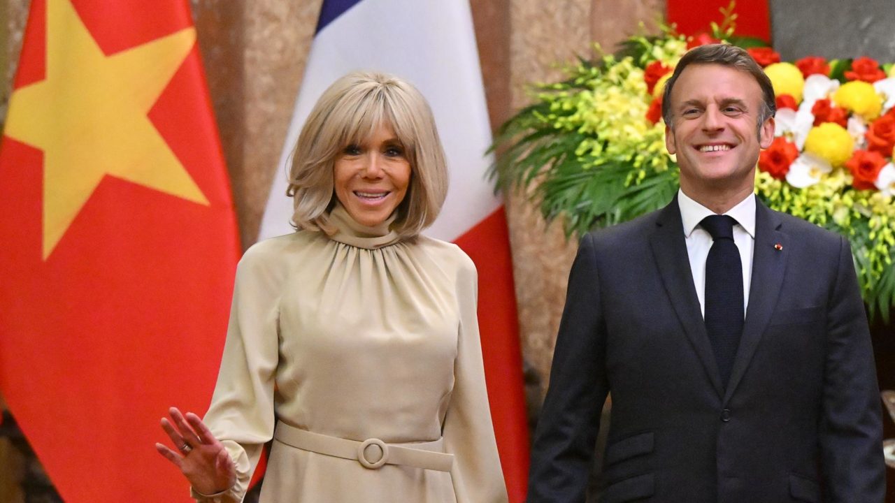 Macron resta importancia al aparente manotazo de su esposa en Vietnam