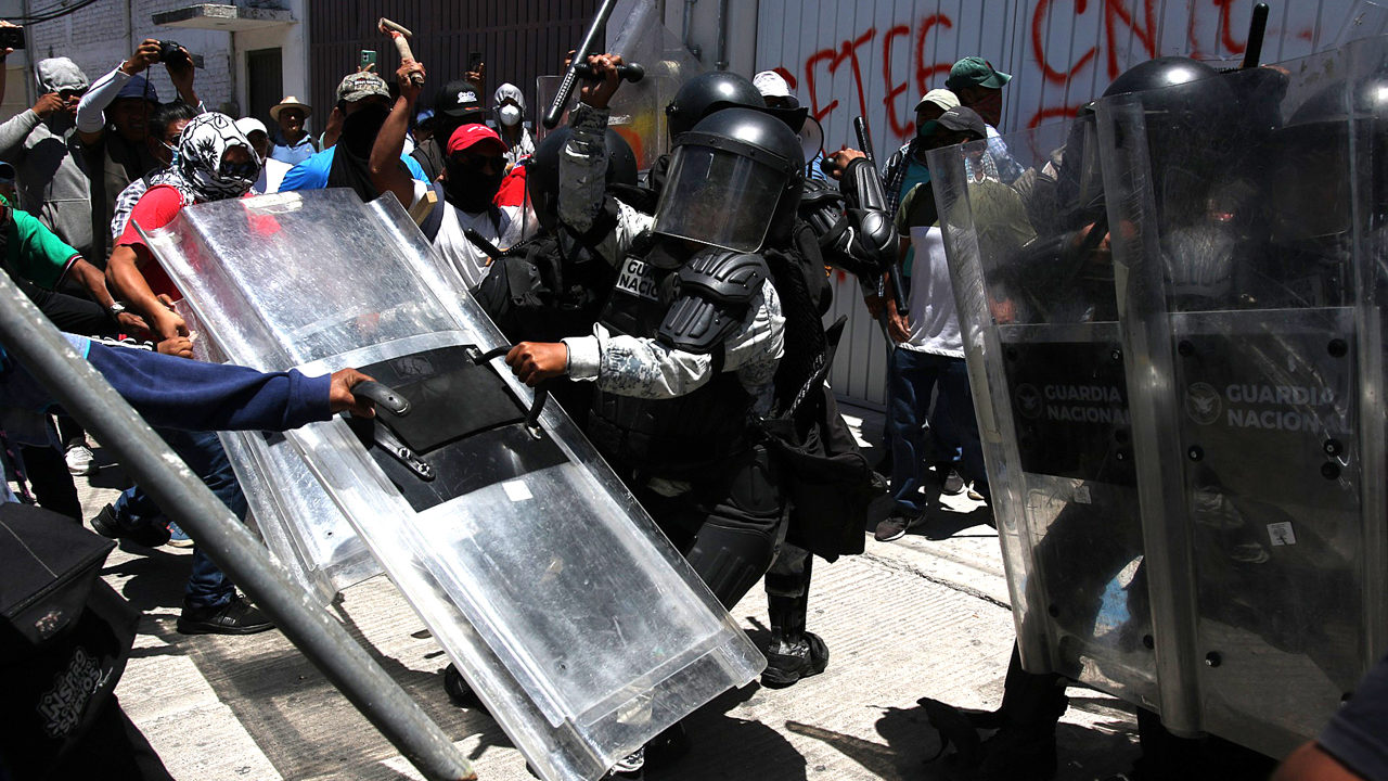 Maestros se enfrentan con la Guardia Nacional en Chilpancingo