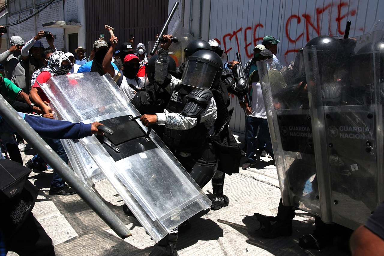 Maestros se enfrentan con la Guardia Nacional en Chilpancingo