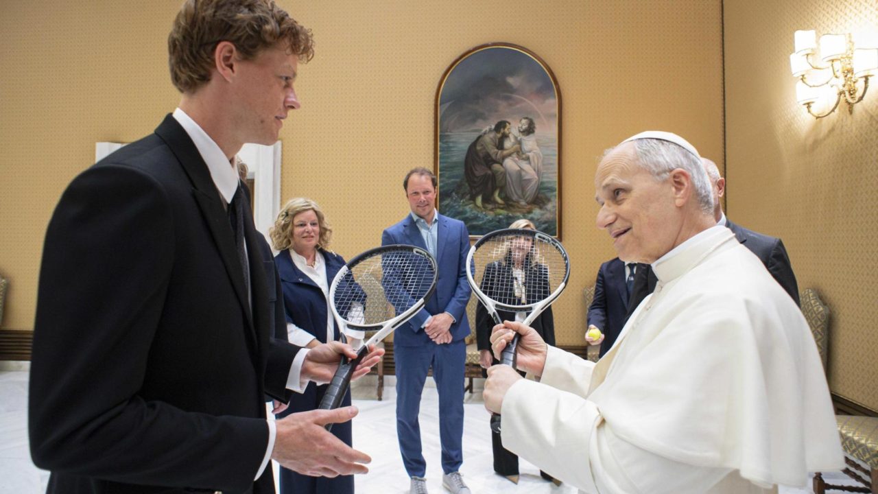 Sinner escucha la confesión del papa León en el tenis; le regala su raqueta