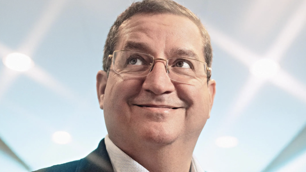 Este inmigrante multimillonario compite con Elon Musk para conectar tu teléfono desde el espacio