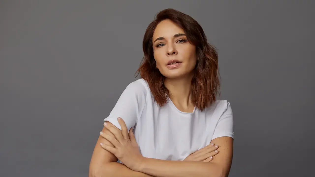 Adriana Louvier regresa al teatro con ‘Lobos por Corderos’, una obra que cuestiona la justicia