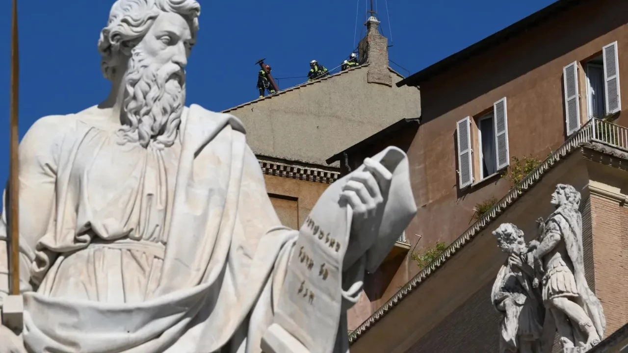Vaticano instala chimenea sobre la capilla Sixtina para anunciar resultados del cónclave