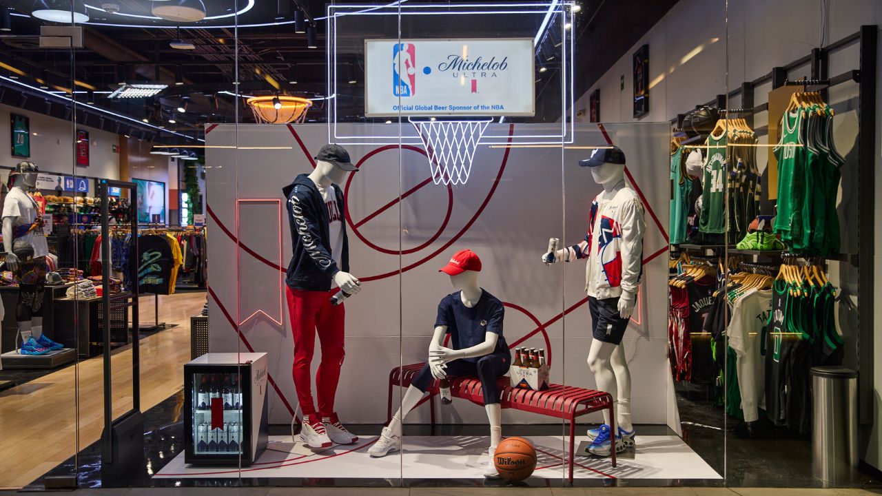 La campaña de Michelob Ultra que transforma la tienda de NBA en CDMX, en una experiencia vivencial