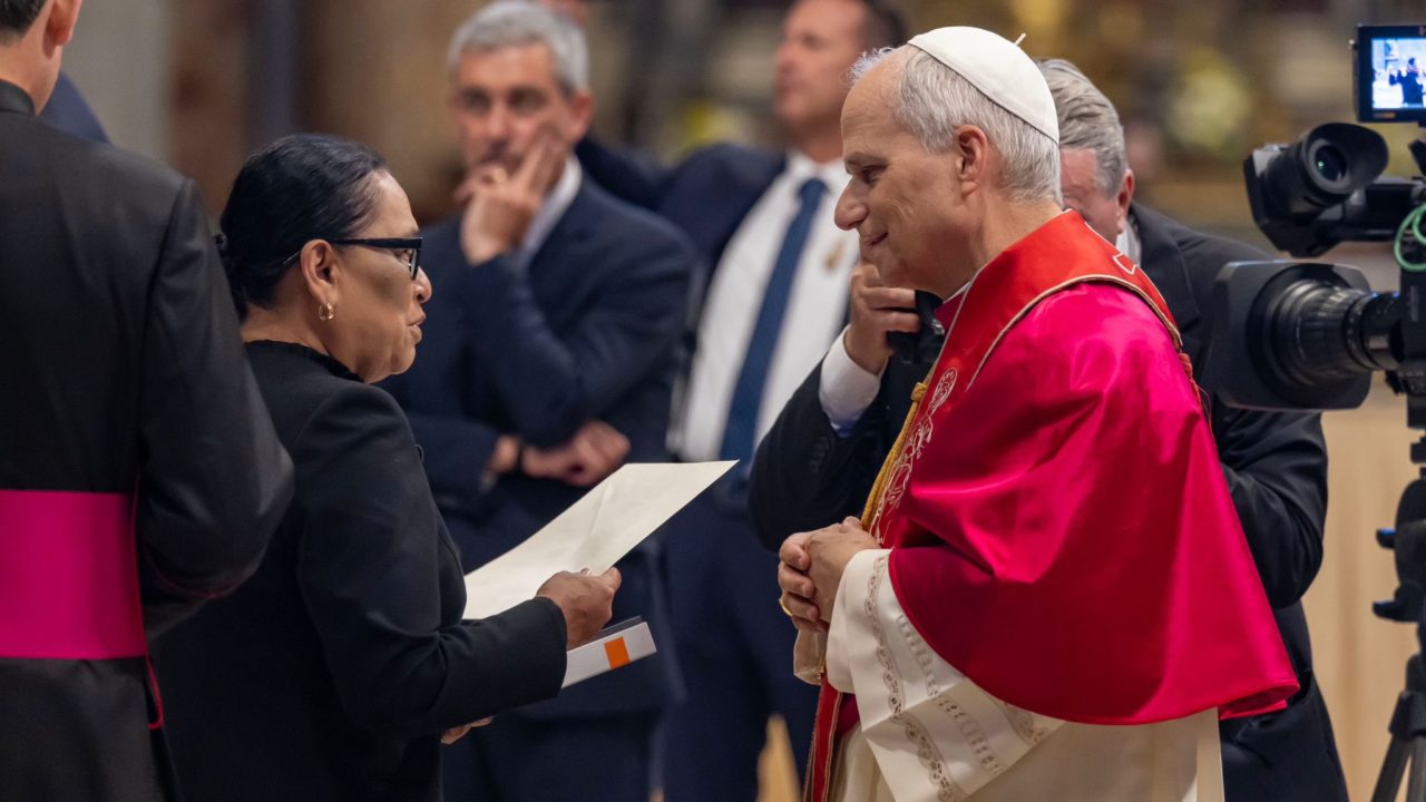 Papa León XIV recibe la carta invitación de Sheinbaum para visitar México