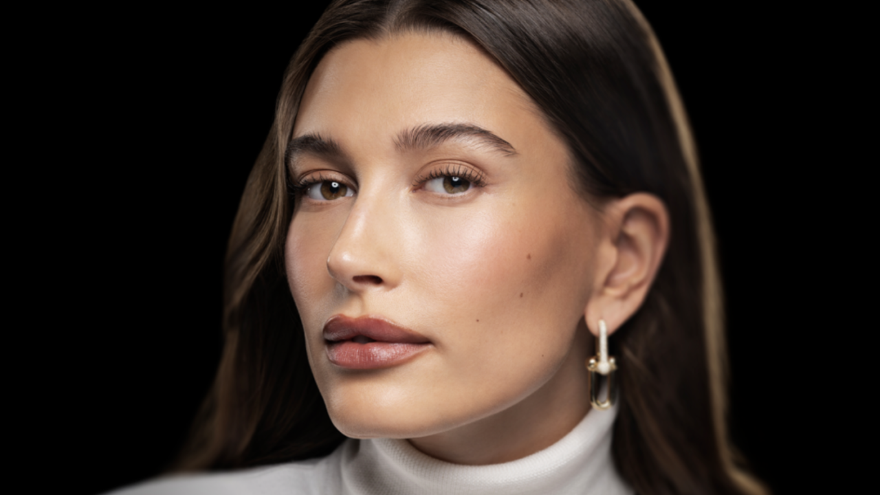 La firma de cuidado de la piel de Hailey Bieber será adquirida por Elf Beauty en un acuerdo de 1,000 mdd
