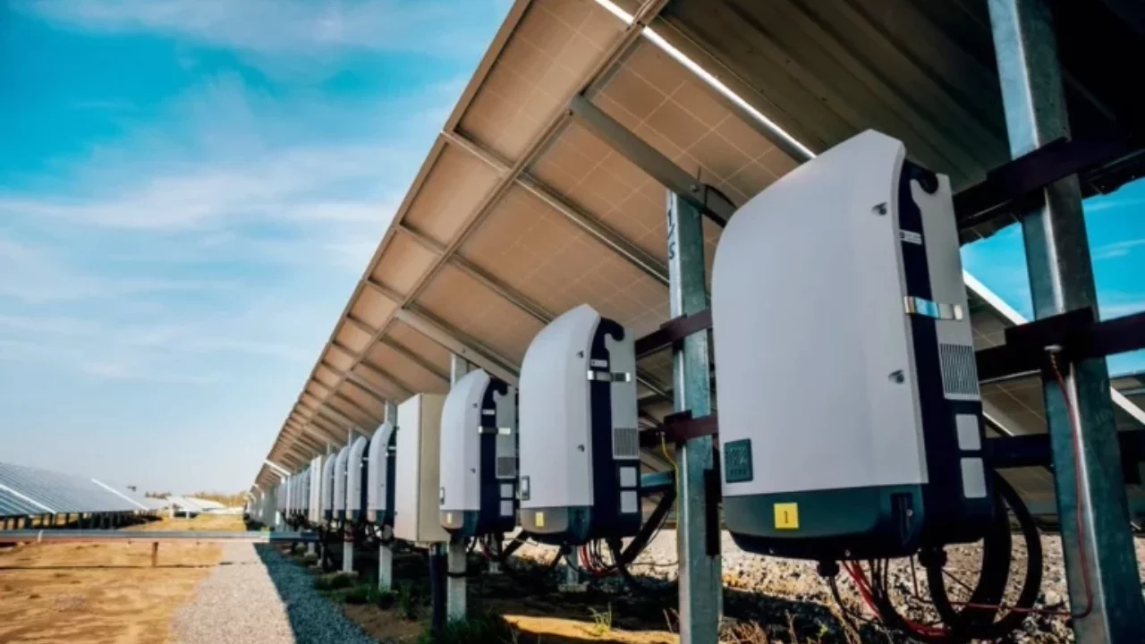 EU encuentra dispositivos de comunicación no autorizados en inversores de energía solar chinos