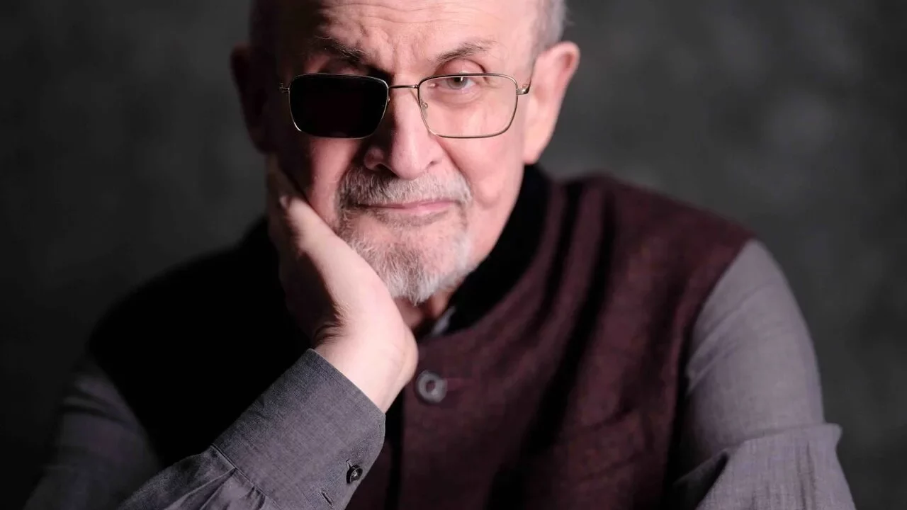 Salman Rushdie, el hombre que transforma en literatura hasta su intento de asesinato