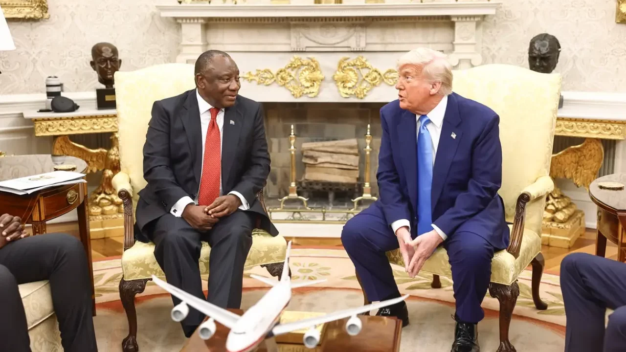 Trump y el presidente de Sudáfrica chocan sobre si existe un genocidio contra los blancos