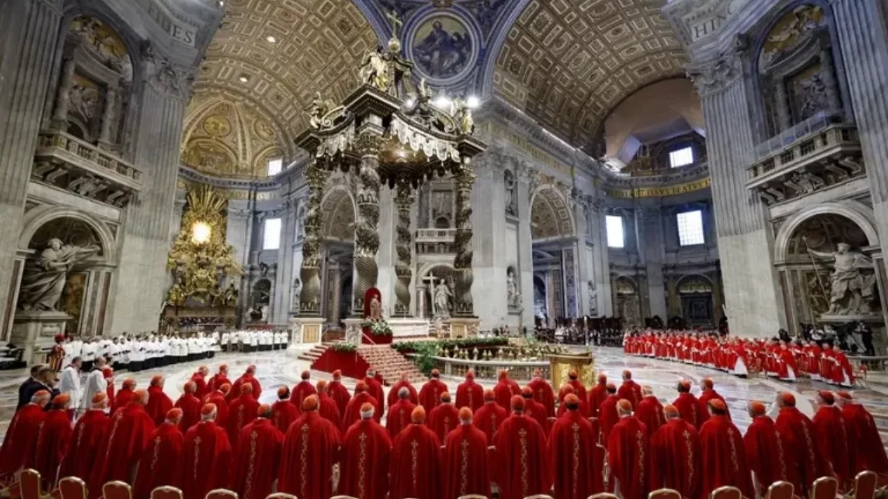 Cardenales se aíslan previo al cónclave en el que elegirán al nuevo papa
