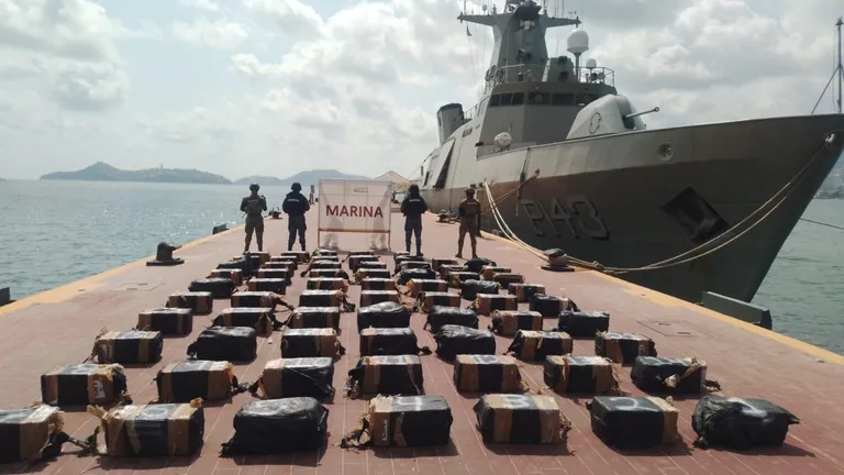 Marina intercepta sumergible con cuatro toneladas de cocaína
