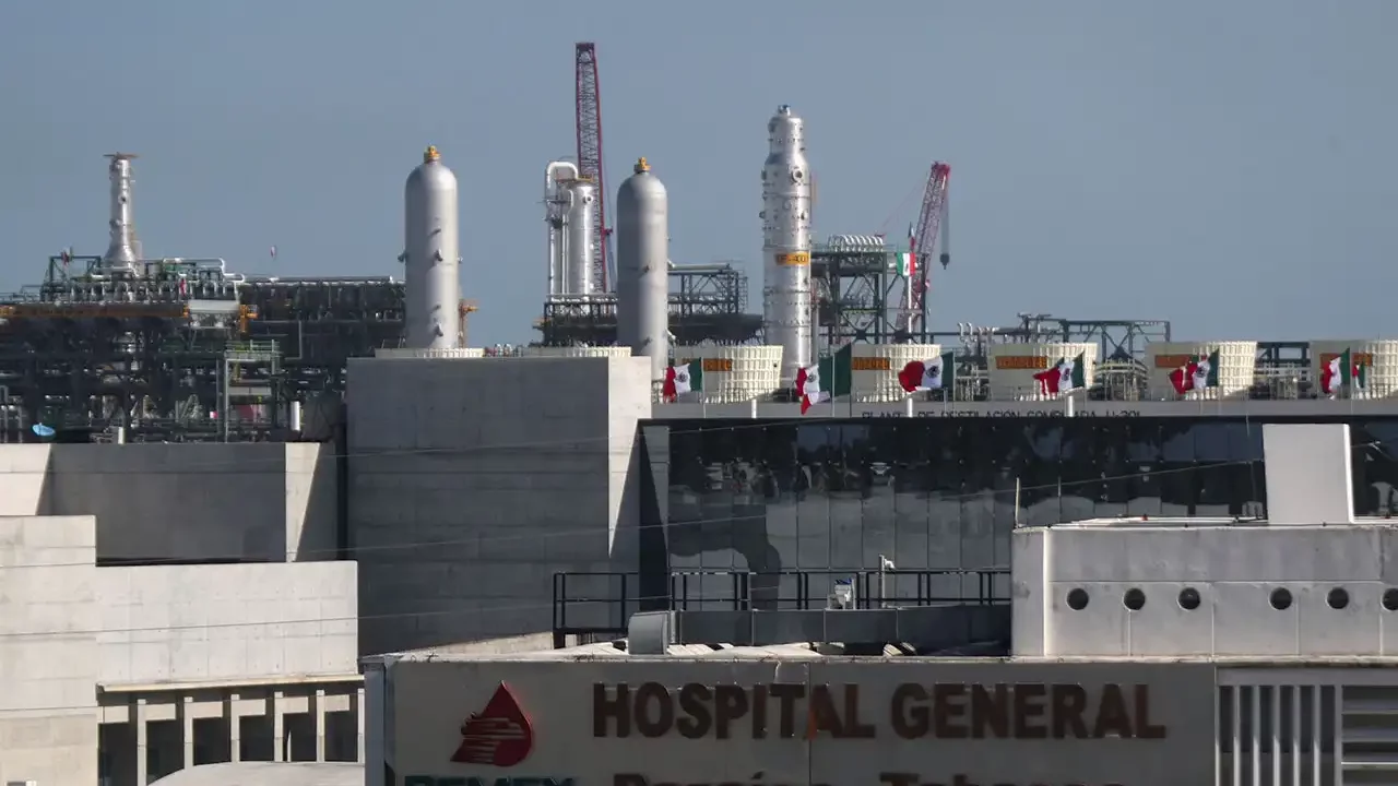Pemex espera producir 1.58 millones de barriles de petróleo al día en 2025, menos que lo actual