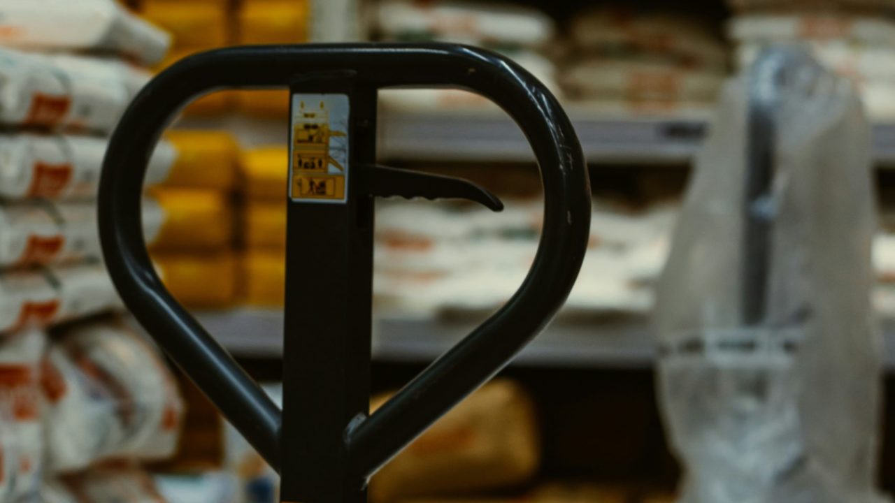 Recortes de la ayuda de EU dejan almacenados alimentos para millones de personas