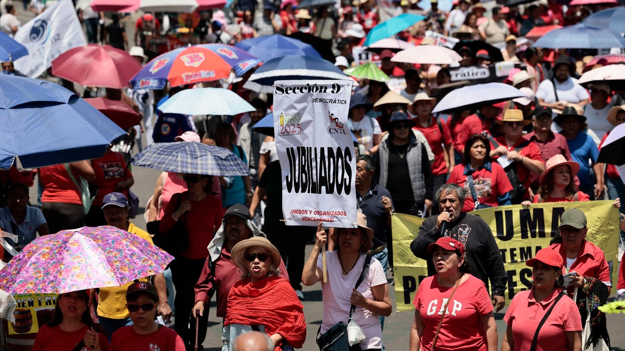 Maestros de la CNTE se retiran del AICM