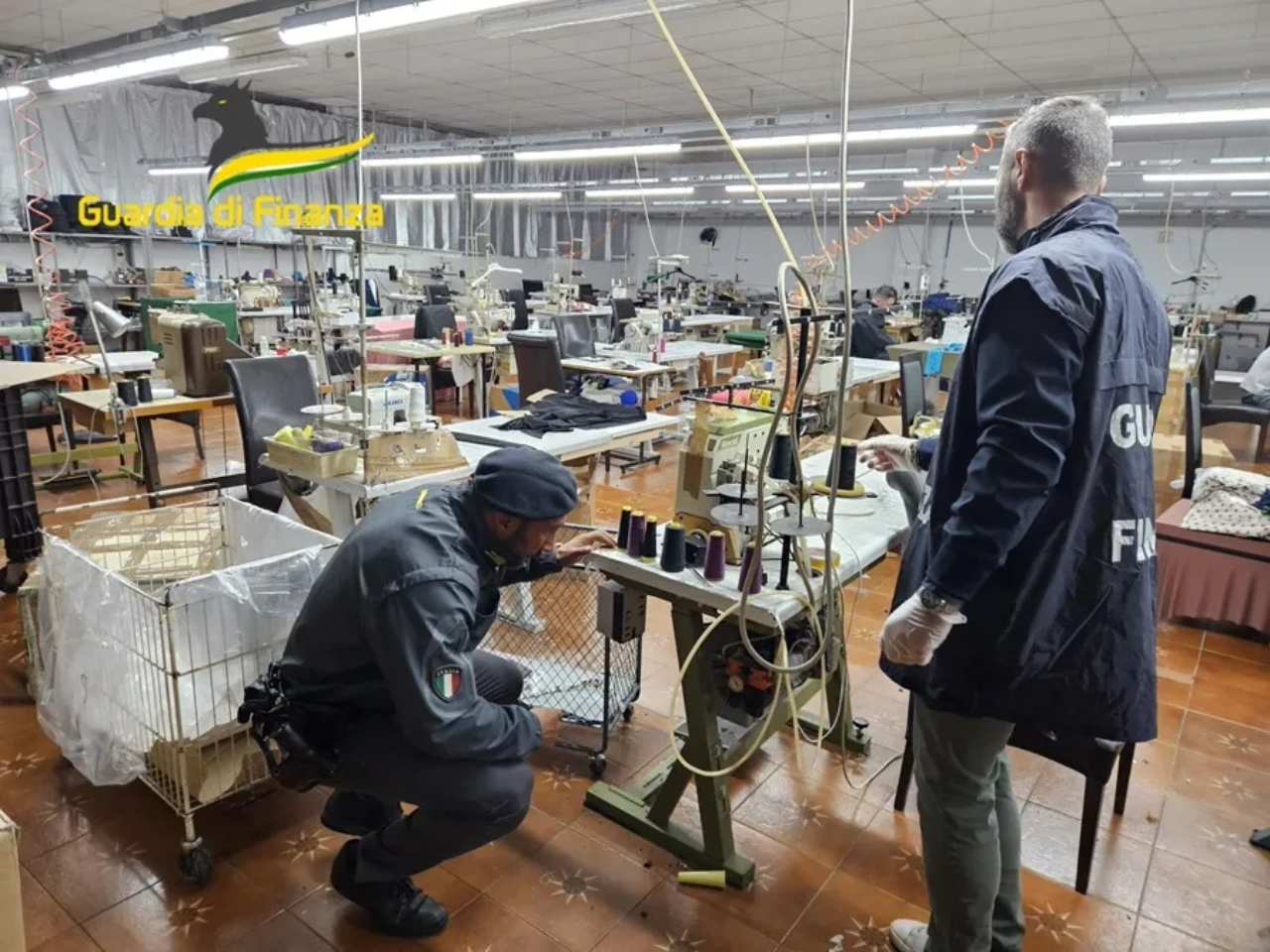 Italia detiene a dueño de taller chino por explotación laboral