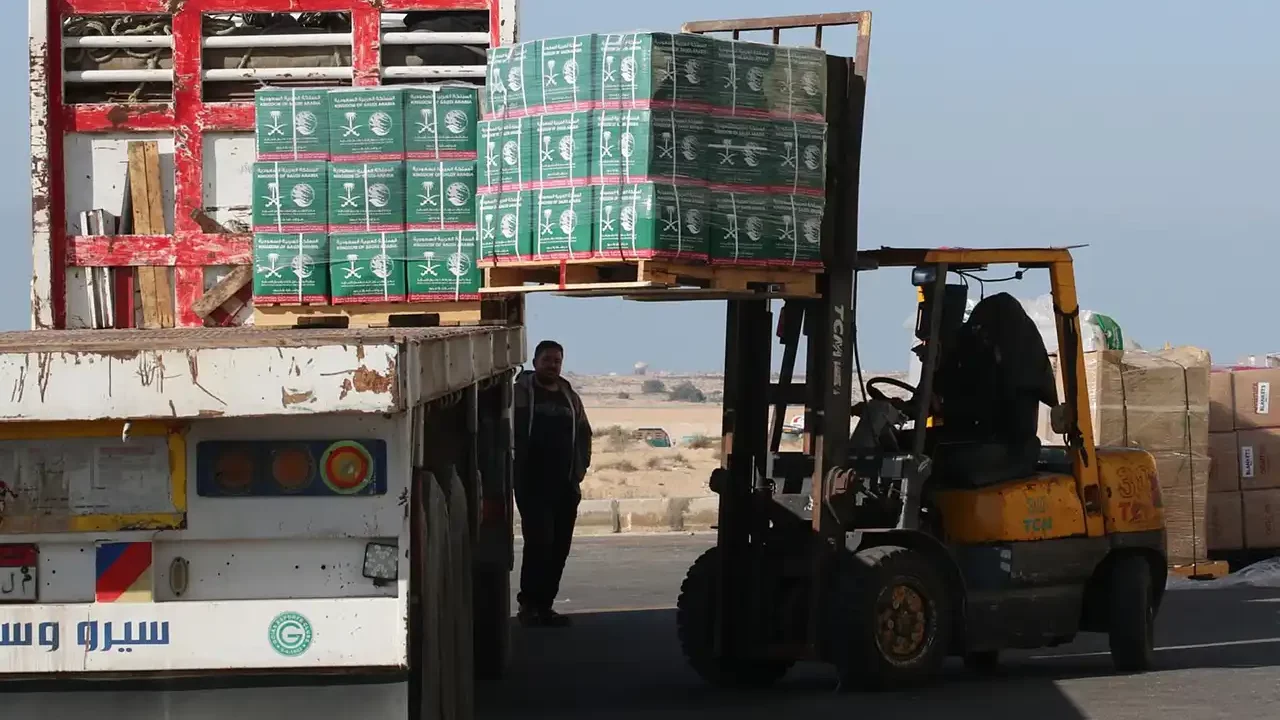 Israel permite la entrada de algunos camiones a Gaza, pero los palestinos exigen más
