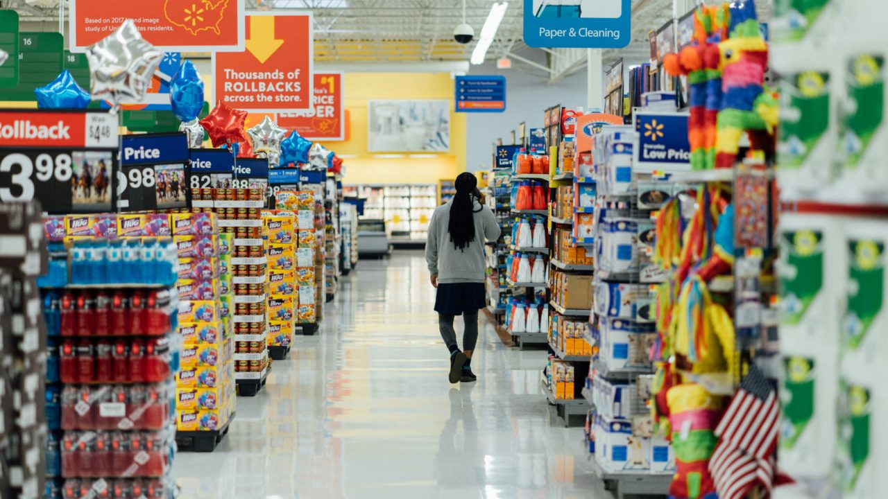 Precios al consumidor en EU suben moderadamente en abril
