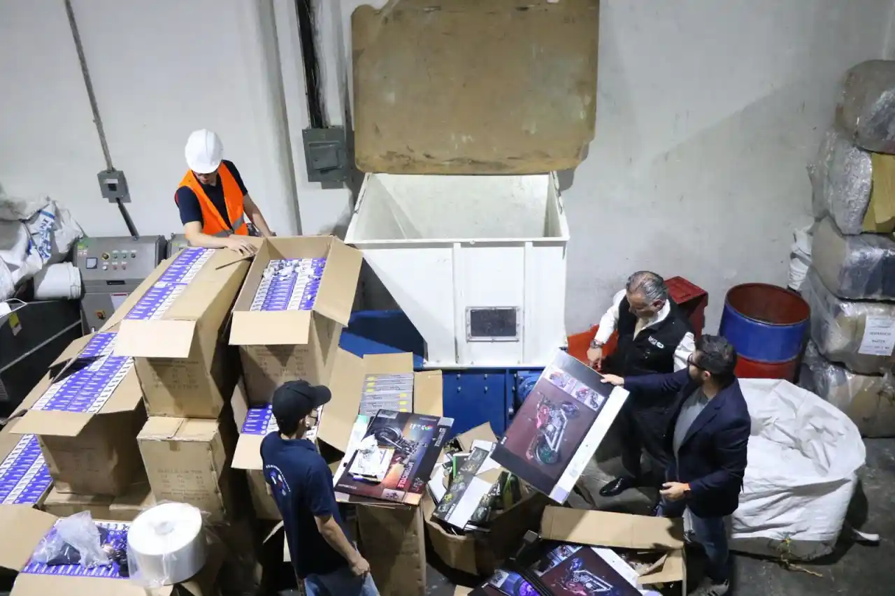 Destruyen en la CDMX casi 11,000 productos piratas Lego