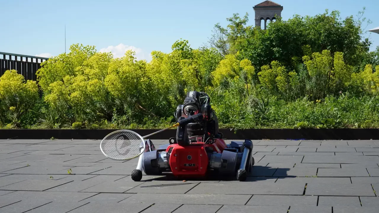 Logran que un robot juegue al bádminton con humanos y coordine percepción y movimiento