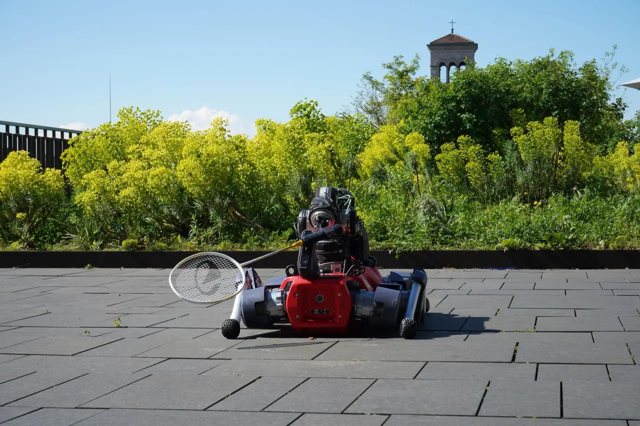 Logran que un robot juegue al bádminton con humanos y coordine percepción y movimiento