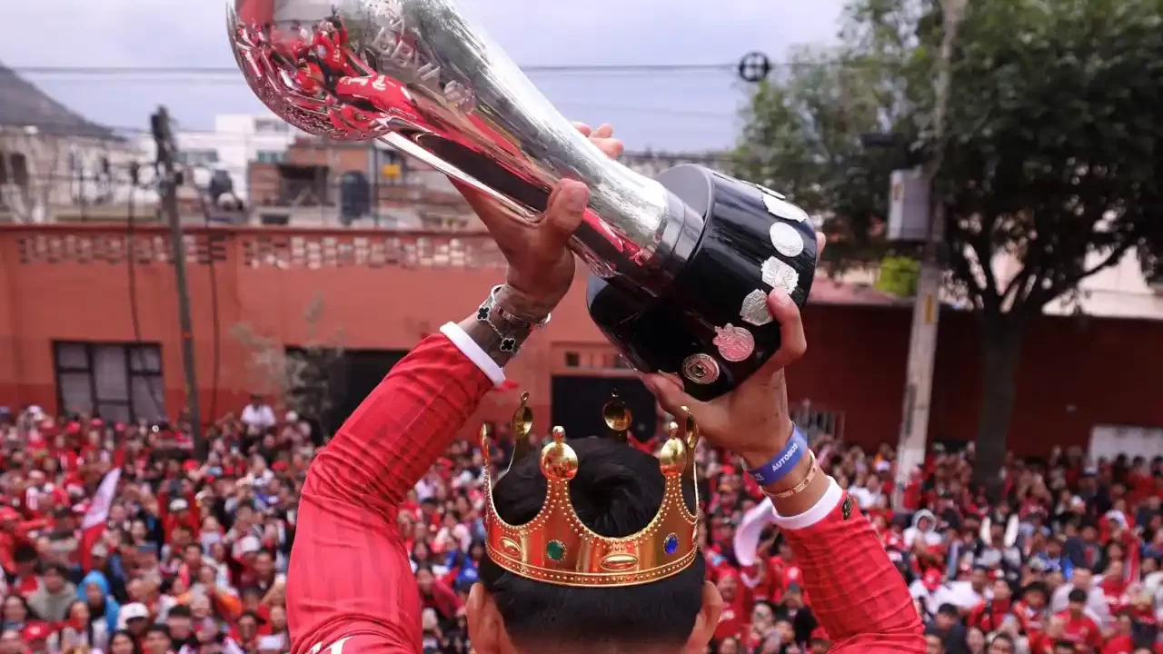 Aficionados del Toluca se rinden ante su equipo, campeón después de 15 años