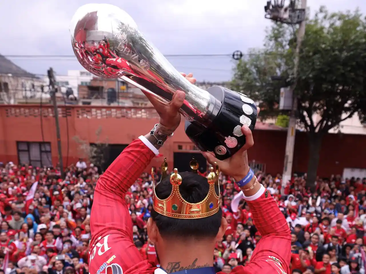 Aficionados del Toluca se rinden ante su equipo, campeón después de 15 años