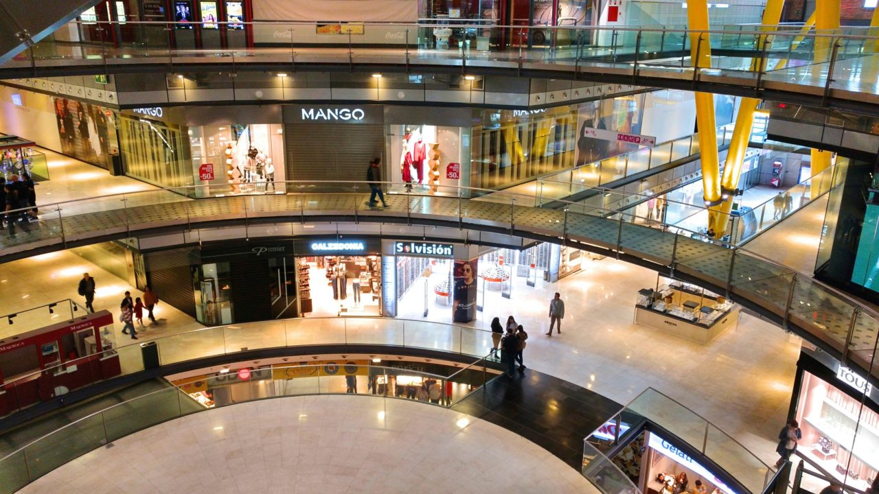 Minoristas golpeados por la guerra comercial de Trump, contemplan más ofertas de ‘privatización’