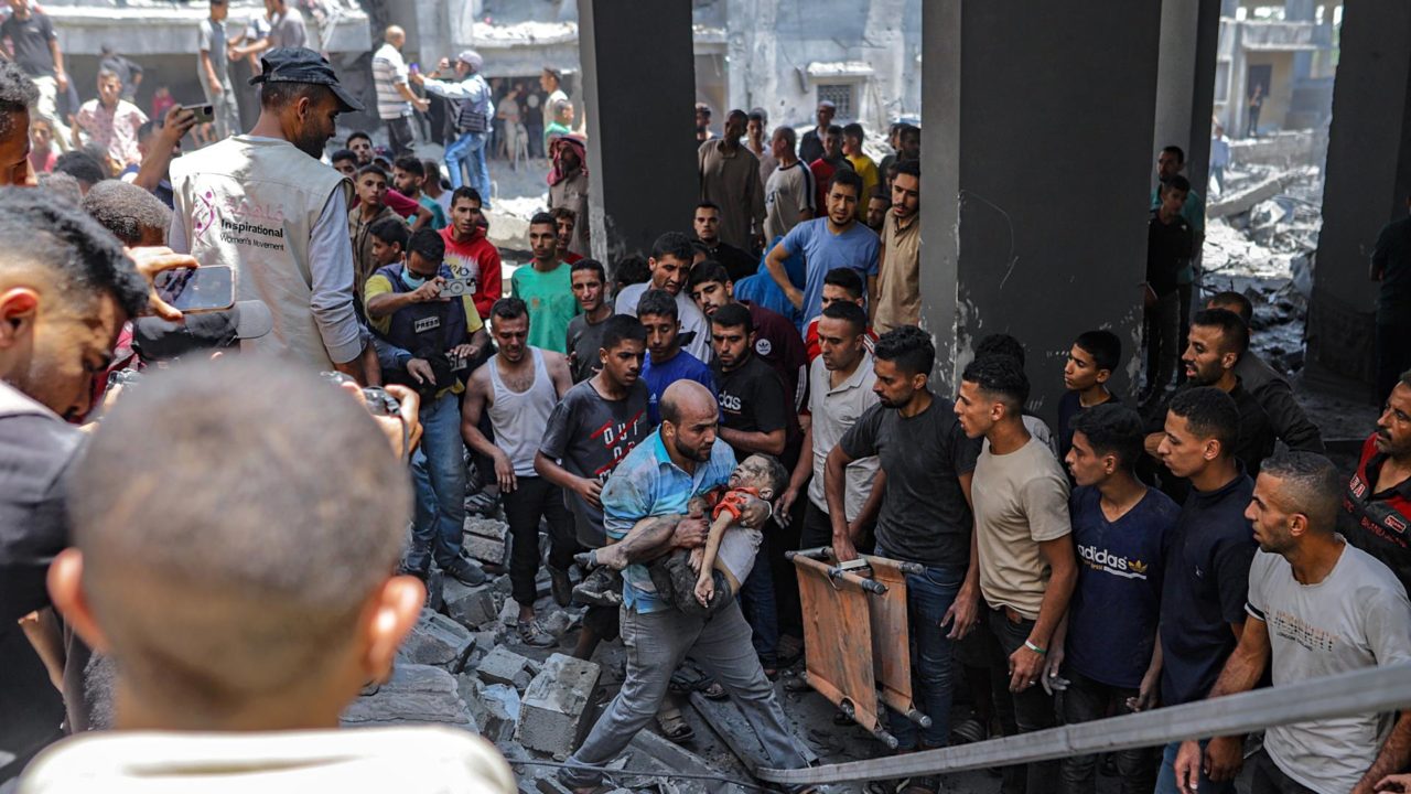 Tanques israelíes matan a 59 personas en una multitud en Gaza que intentaba conseguir ayuda alimentaria