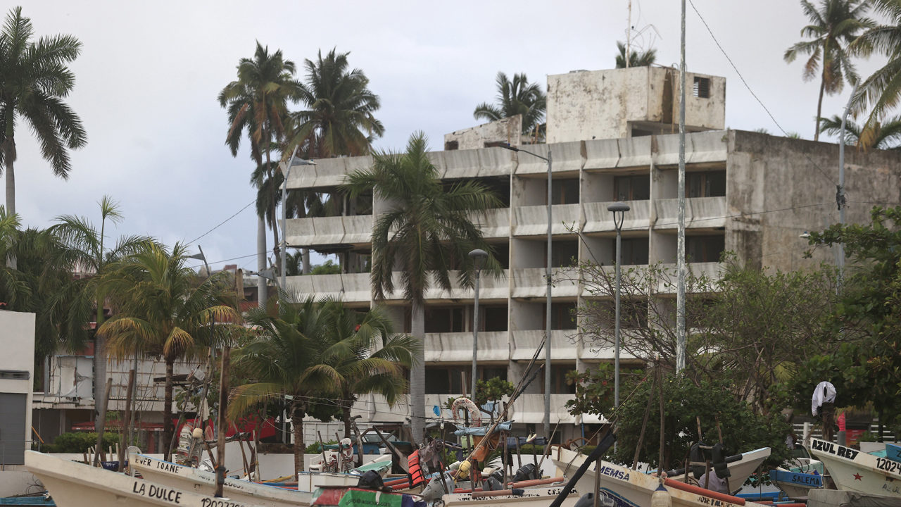 Erick se degrada a tormenta tropical tras azotar el Pacífico mexicano