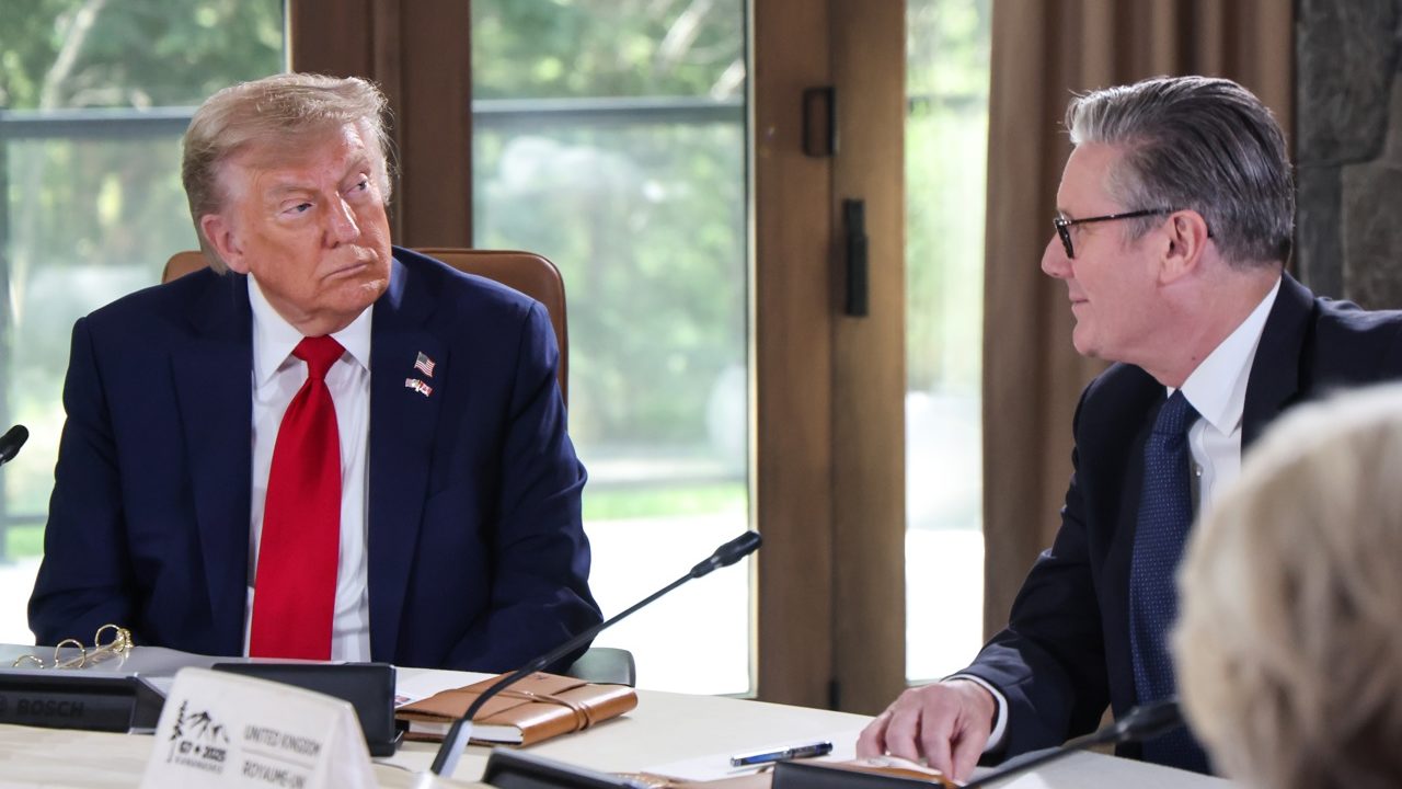 Trump y Starmer oficializan acuerdo comercial entre EU y Reino Unido