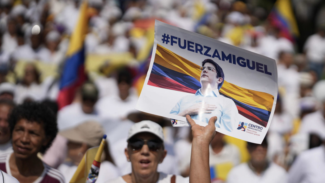 Senador colombiano Miguel Uribe es sometido a nueva cirugía y sigue en estado crítico, pero estable