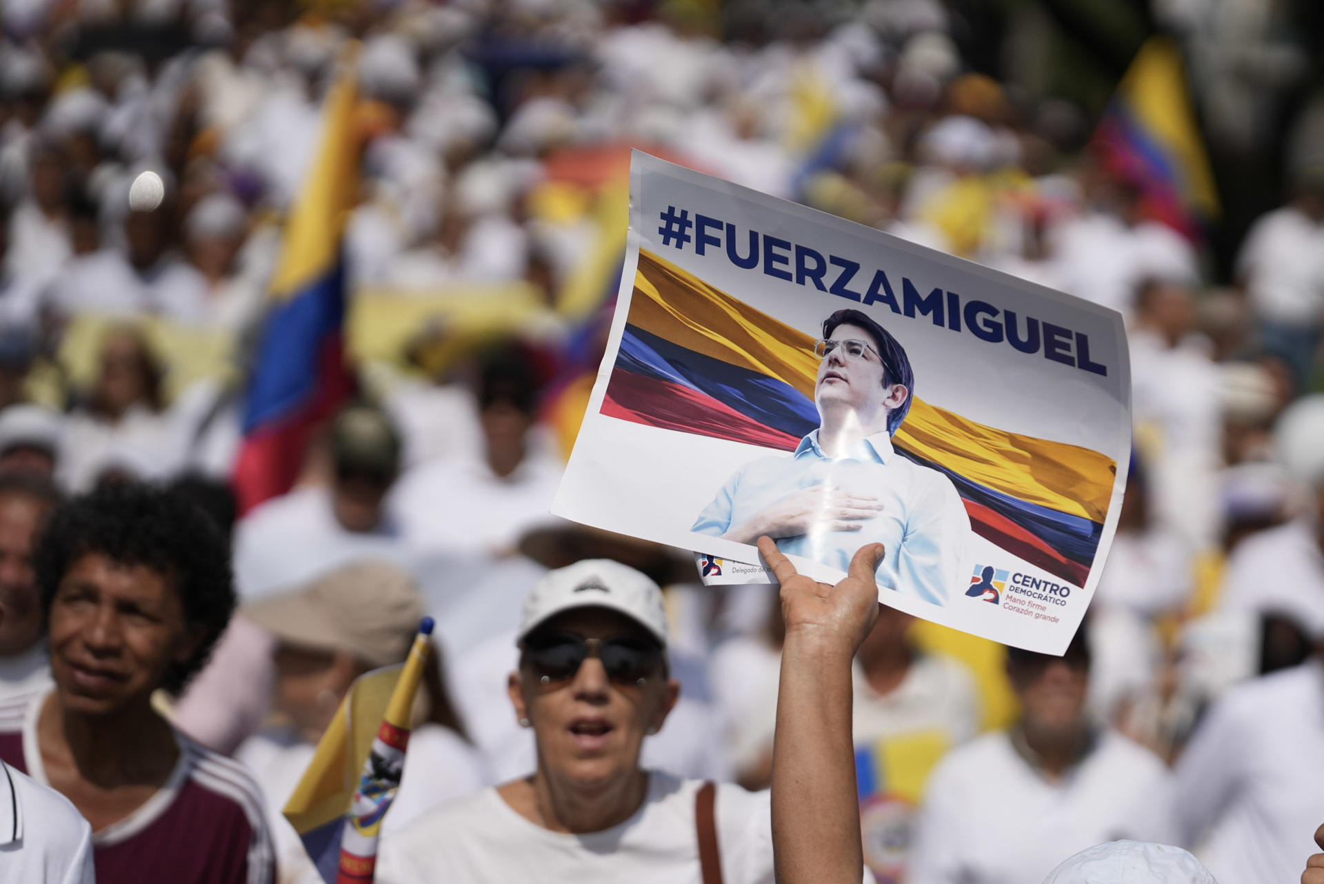 Senador colombiano Miguel Uribe es sometido a nueva cirugía y sigue en estado crítico, pero estable