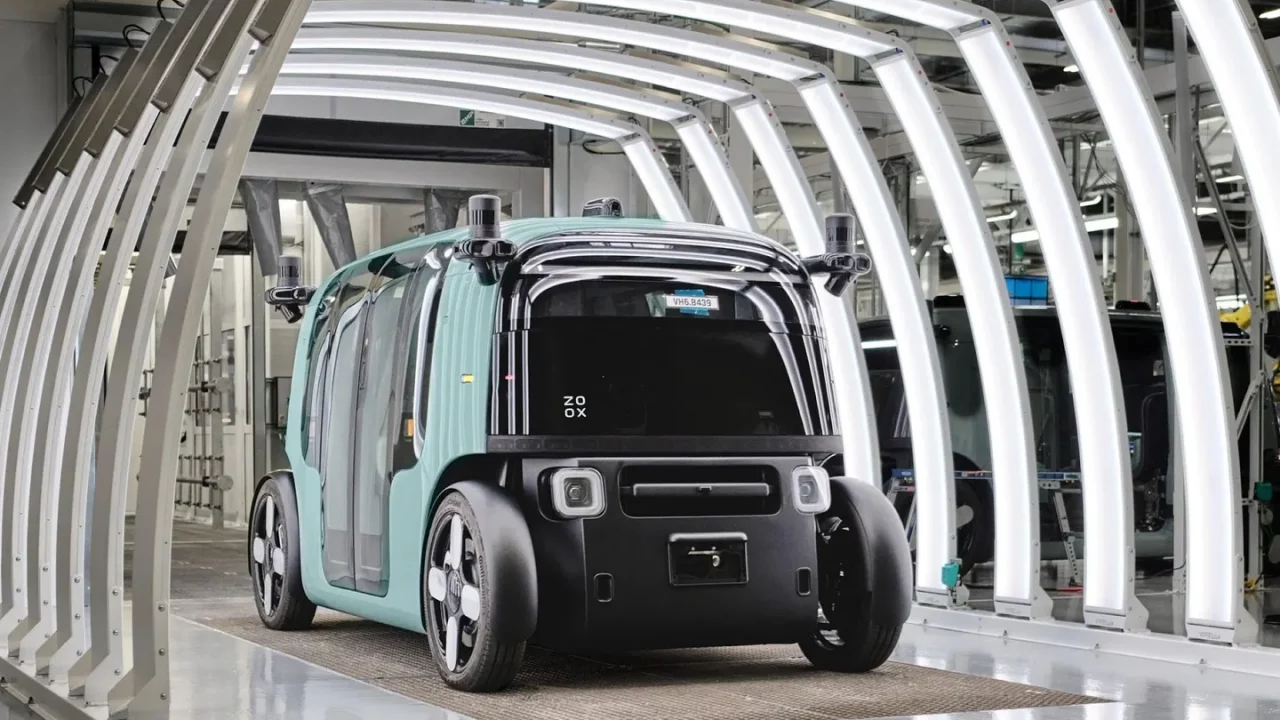 Olvídate de Tesla, Zoox de Amazon se perfila como el mayor rival de Waymo en el mundo de los robotaxis