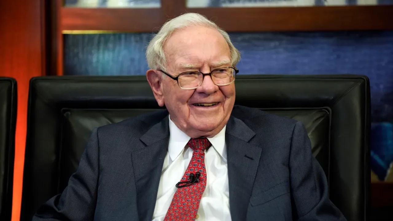 Warren Buffett dona una cifra récord de 6,000 mdd a organizaciones benéficas como parte de su compromiso de ceder su riqueza