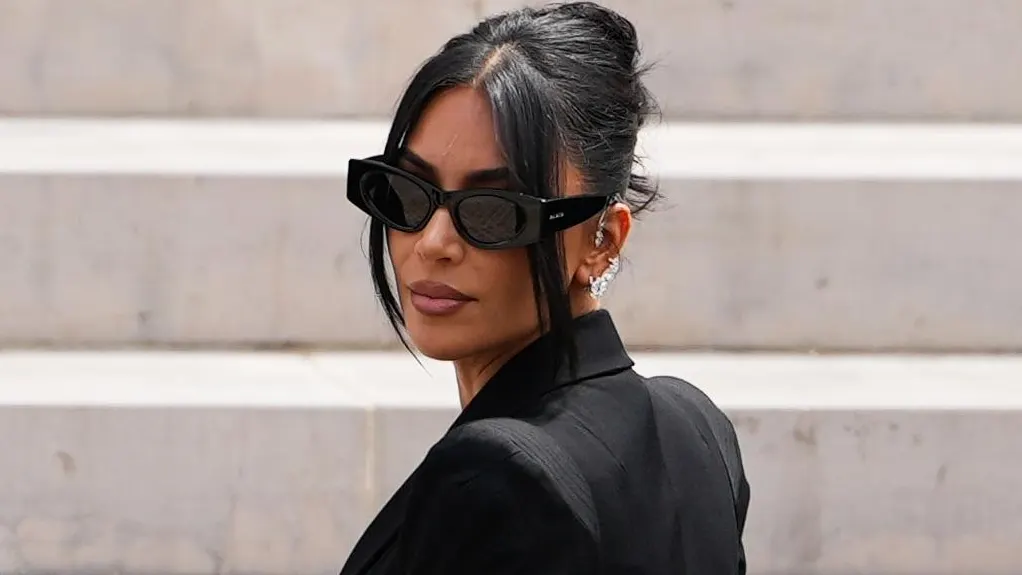 Kim Kardashian califica las redadas de ICE como ‘inhumanas’, uniéndose al grupo de celebridades críticas de los sucesos