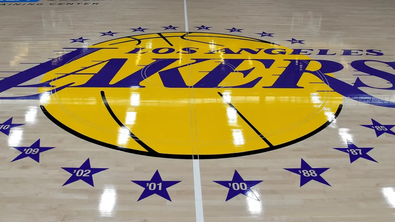La familia Buss venderá los Lakers a Mark Walter por 10,000 mdd: la venta más cara en la historia del deporte