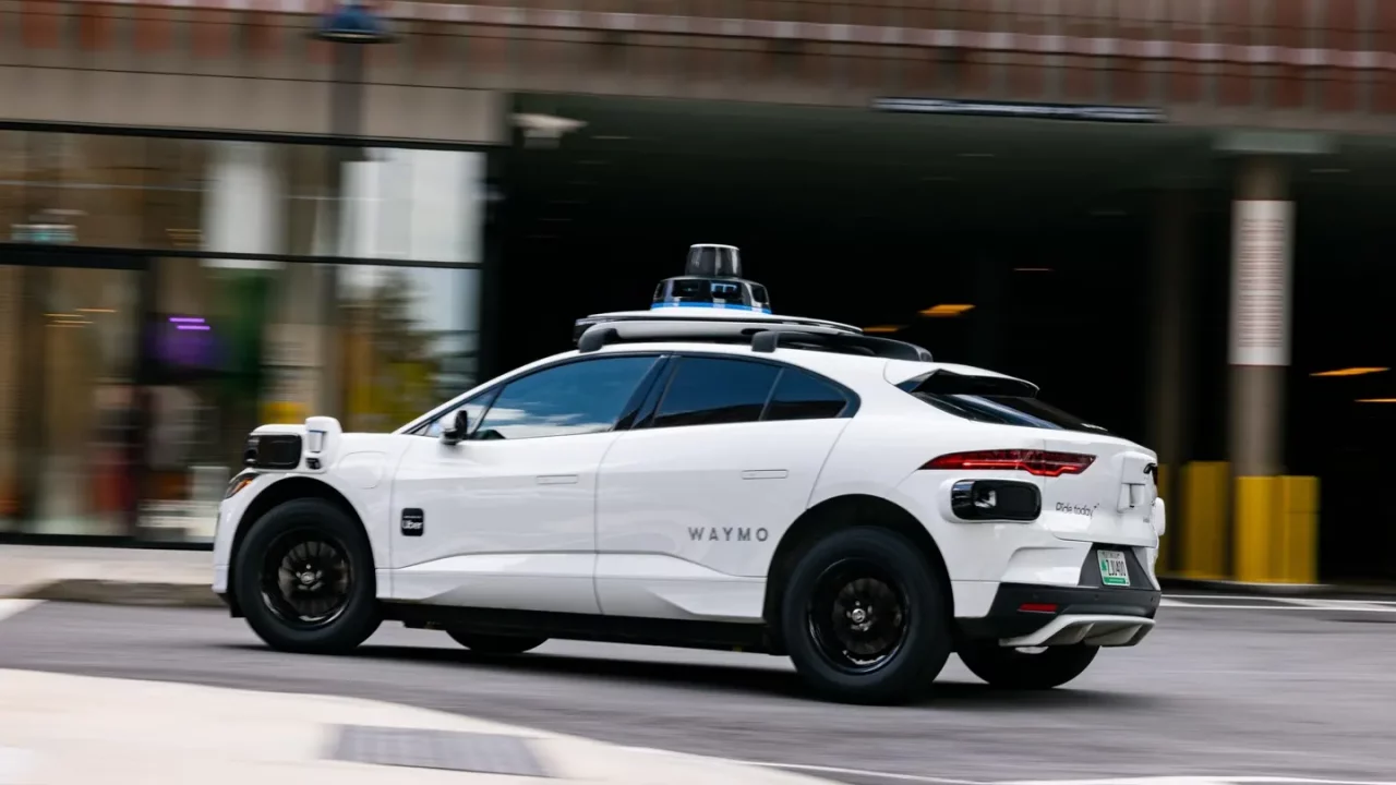 Tesla comienza pruebas de su robotaxi en Austin mientras servicio de Waymo se expande a Atlanta