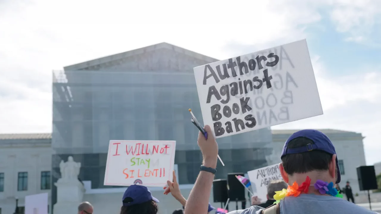 Corte Suprema de EU permite a padres excluir a sus hijos de los libros LGBTQ en las escuelas