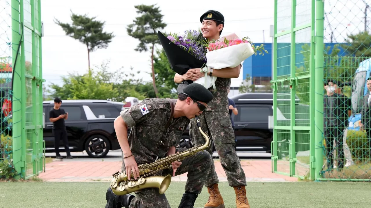 RM y V, miembros de BTS, completan el servicio militar: qué saber sobre la reunión de la banda
