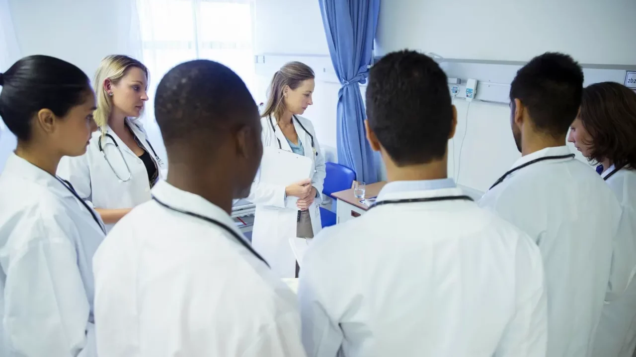 La suspensión de visas podría dejar a EU con menos médicos nuevos ante la escasez